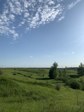 蓝天白云绿色原野风景摄影图片